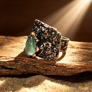 Makro-Detail eines Vintage-Bronze-Rings mit einem natürlichen grünen Fluorit-Edelstein