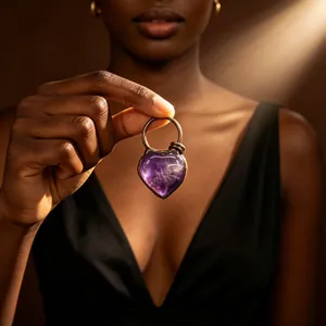 Détail d'un pendentif en améthyste violette en forme de cœur avec anneau bronze
