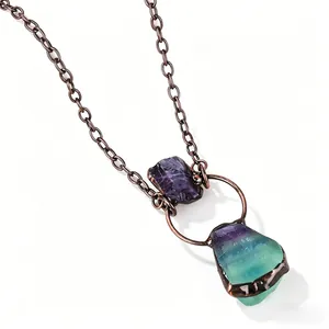 Vintage-Halskette mit rohen Amethyst- und grünen Fluoritsteinen an antiker Bronzekette.