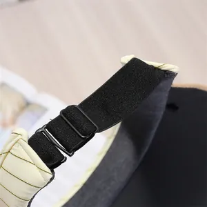 Dettaglio della cinghia elastica regolabile su una visiera parasole da donna.