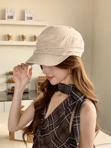 Vue détaillée d'une casquette gavroche en lin plissé respirant avec large bord élégant.