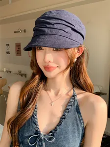 Gros plan d'une casquette gavroche plissée en lin bleu marine avec large visière