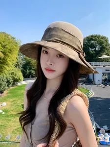 Chapeau de soleil en paille à large bord pour femme avec élégant nœud pour les vacances