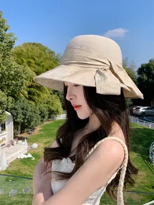 Vue de profil d'une femme portant un chapeau de soleil en paille à large bord