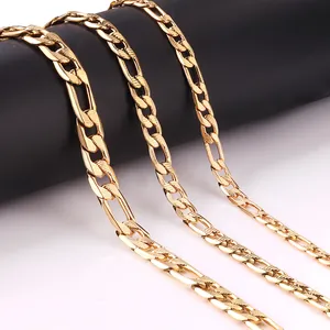 Primer plano de cadenas Figaro de acero inoxidable chapado en oro con textura horizontal