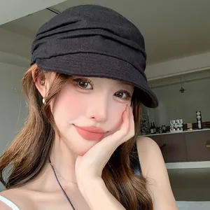 Élégante casquette gavroche noire en lin plissé à large bord pour femme style minimaliste