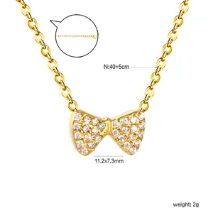 Detalle del collar con colgante de lazo y circonitas con cadena ajustable de 40+5cm