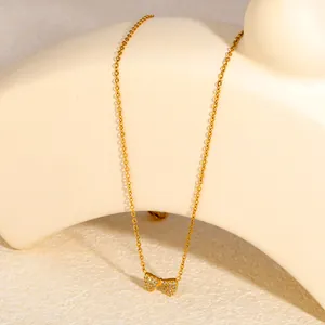 Primer plano de un collar con colgante de lazo delicado con circonitas brillantes