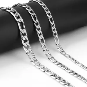 Primer plano de cadenas Figaro de acero inoxidable plateado con texturas únicas y finas