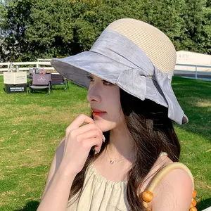 Chapeau de soleil élégant en paille pour femme avec large bord et nœud gris pour les vacances