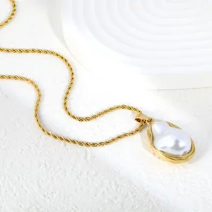 Detailaufnahme eines Barockperlenanhängers an einer vergoldeten Edelstahl-Kordelkette.