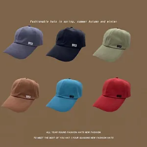 Vue détaillée montrant six couleurs de casquettes de baseball avec broderie latérale.