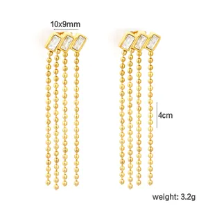 Detailansicht der goldfarbenen Edelstahlohrringe mit Zirkonia und Kugelketten
