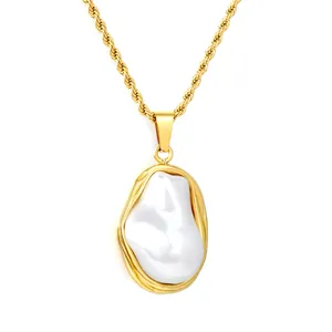 Elegante Halskette aus 18K vergoldetem Edelstahl mit unregelmäßigem Barockperlenanhänger.