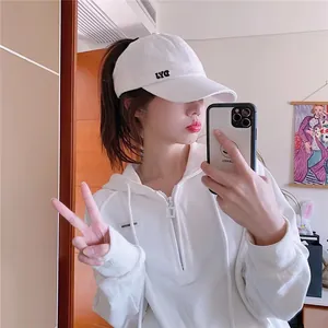 Casquette de baseball blanche pour femme avec trou pour queue de cheval.