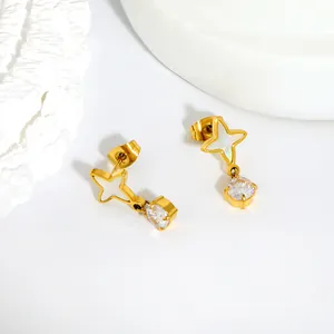 Nahaufnahme von goldene Edelstahl-Sternohrringen mit Muschel-Inlay und Zirkon-Tropfen