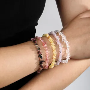 Vue détaillée de cinq bracelets colorés en éclats de cristal naturel portés au poignet