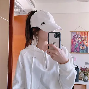 Vue détaillée d'une casquette de baseball blanche adaptée aux queues de cheval pour l'été