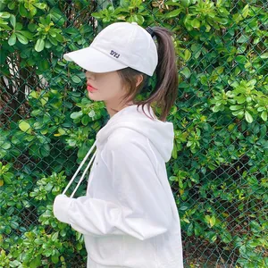 Casquette de baseball blanche avec trou pour queue de cheval haute et broderie DYJ