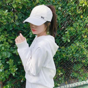 Casquette de sport blanche avec design queue de cheval haute et broderie DYJ