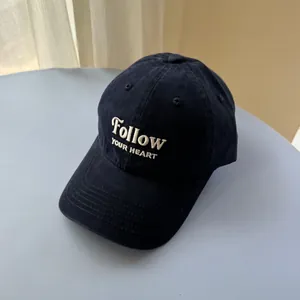 Casquette de baseball en coton bleu marine avec broderie blanche Follow your heart