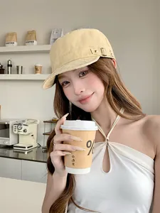 Mannequin portant une casquette plate vintage à rivets dans un café avec un café