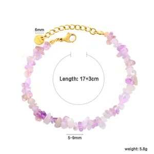 Vue détaillée du bracelet en éclats de cristal naturel violet avec chaîne en acier doré
