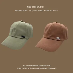 Vue détaillée des casquettes de baseball vert olive et marron avec broderie DYJ