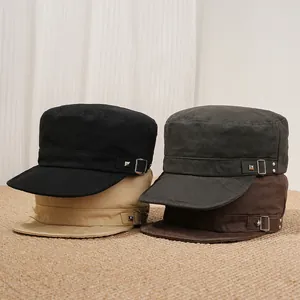 Détail de casquettes cadet rétro en noir, gris, kaki et marron avec des rivets