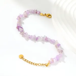 Détail du bracelet en cristal violet naturel avec une chaîne en acier inoxydable doré