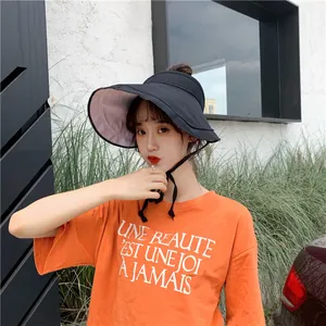 Vue détaillée d'un chapeau de soleil en lin noir pour femme avec liens réglables