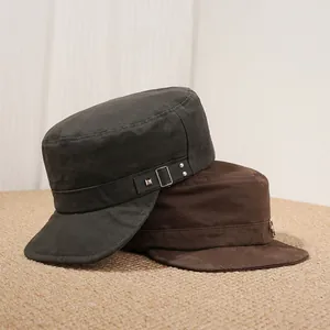 Vue détaillée de chapeaux de cadet rétro avec rivets métalliques et boucles