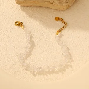 Vue détaillée du bracelet en éclats de cristal naturel et chaîne dorée en acier.