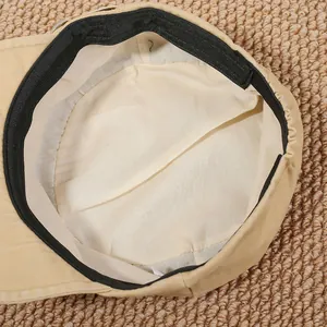 Vue intérieure détaillée d'une casquette vintage kaki avec bandeau et doublure noire