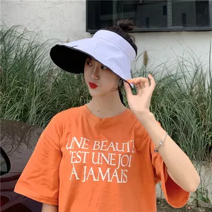 Mannequin asiatique portant un chapeau pare-soleil d'été blanc au design réversible.