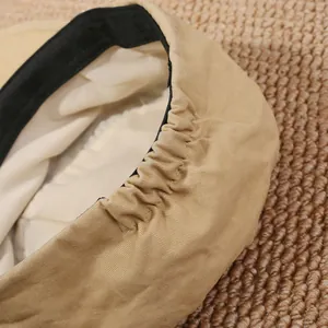 Vue détaillée de la bande élastique arrière et de la doublure d'un béret beige rétro