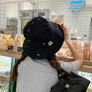 Vista detallada de un elegante gorro de pescador bordado negro en una panadería