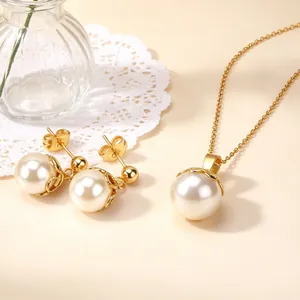Elegante conjunto de joyas con collar de perlas y pendientes en acabado dorado