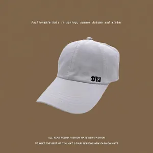 Vue détaillée d'une casquette de baseball en coton blanc brodée DYJ en noir