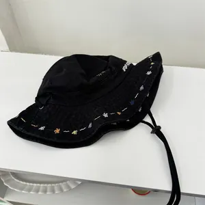 Modischer schwarzer Jeans-Fischerhut mit Blumenstickerei und breiter Sonnenschutzkrempe