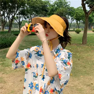 Vue détaillée d'un chapeau pare-soleil en lin jaune avec corde réglable pour l'été