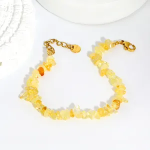 Vue détaillée d'un bracelet en citrine naturelle avec une chaîne en acier inoxydable doré.