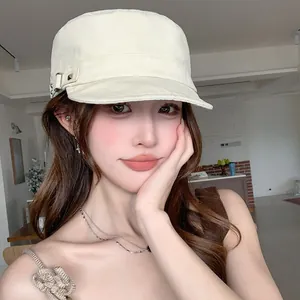 Chapeau plat rétro de style coréen crème avec détails de rivets pour femmes chic