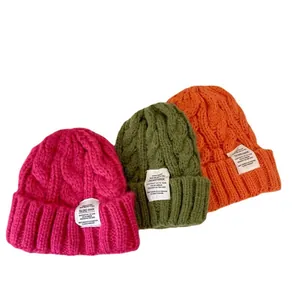 Set di tre berretti invernali in maglia a trecce rosa verde e arancione per donne e ragazze