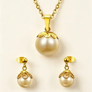 Vista detallada de un elegante conjunto de joyas chapadas en oro con perlas de imitación.