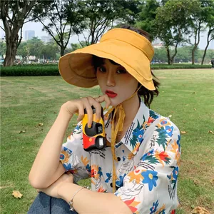 Vue détaillée d'un chapeau pare-soleil en lin jaune idéal pour les sorties d'été