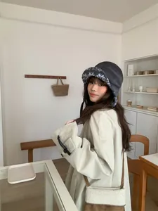 Modèle portant un chapeau aviateur en daim chaud de style coréen doublé polaire pour l'hiver