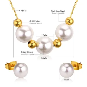 Vue détaillée de l'ensemble collier et boucles d'oreilles en perles avec tailles