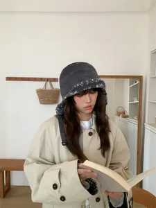 Femme asiatique portant un bonnet d'aviateur en daim gris avec doublure en peluche