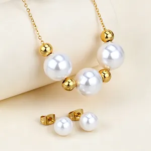Vue détaillée d'un élégant collier de perles blanches avec perles dorées et boucles.
